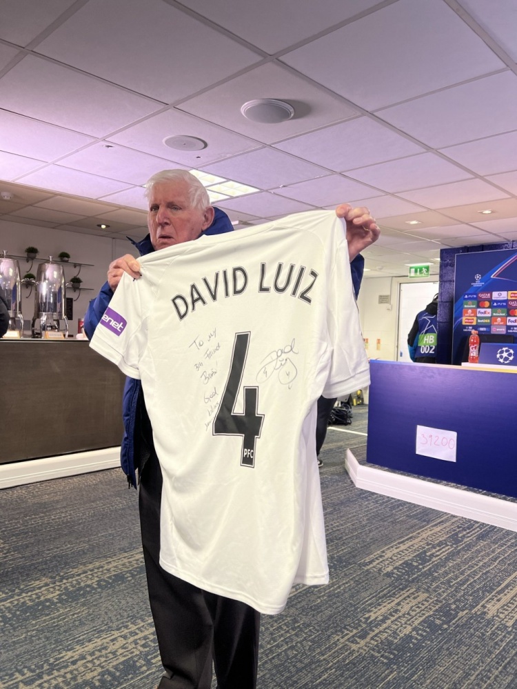 V体育团队-大卫·路易斯重返斯坦福桥，与切尔西球迷合影+赠送球衣给老员工